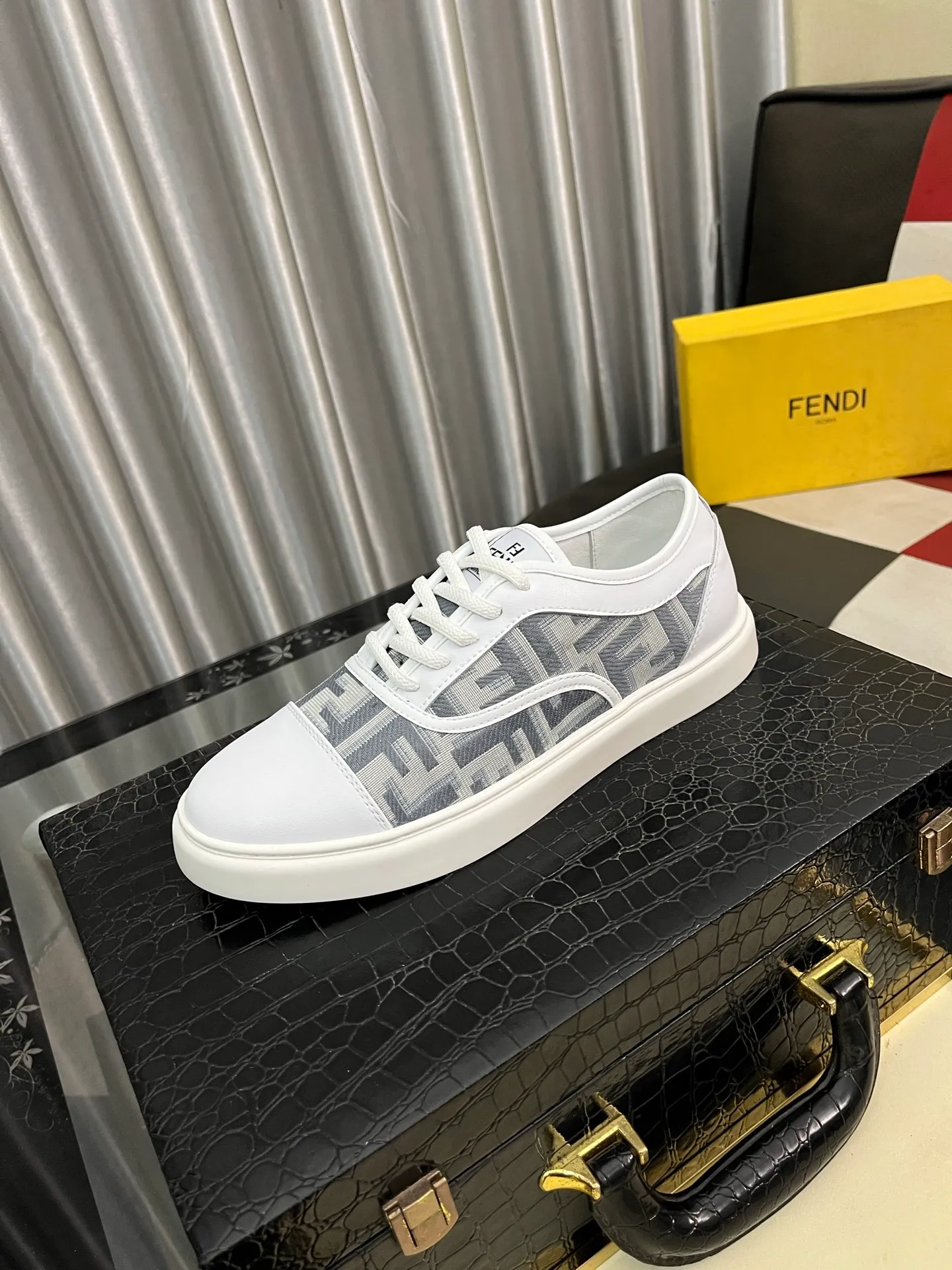 Men's Men's Shoes 💰400⌚️⌚️[Fendi] Fendi's latest casual shoes for men! Available at counters simultaneously! A one-to-one replica of the original. All imported official website one-to-one cowhide fabric. The interior is made of top-grade sheepskin, and the original factory-supplied rubber outsole is used. Leading new fashion concepts. Matching code: 38-443️⃣Colors available